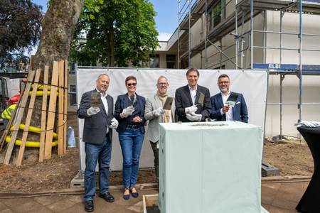 Quelle: commonground Real Estate GmbH, GZ9_2616 Grundsteinlegung Kita Schwabenheimer Straße Juni 2026