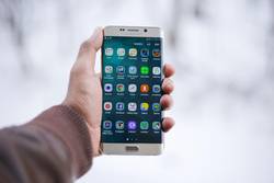 Quelle: pixabay/pexels, pixabay/pexels-samsung-1283938_1280 Smartphone in einer Hand