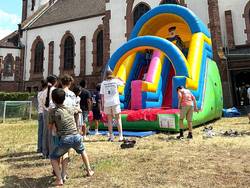 Quelle: Emily Schulze Mittwochstisch in der Jugendkirche - mit Hüpfburg auf der Kirchwiese