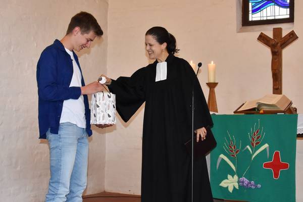 Quelle: Manfred Land Pfarrerin überreicht Jonas ein Abschiedsgeschenk