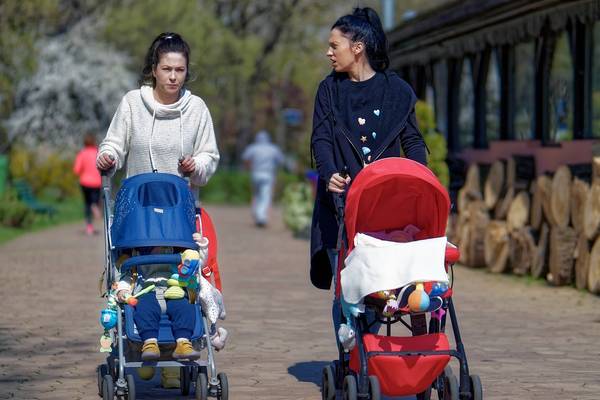 Mütter mit Kinderwagen