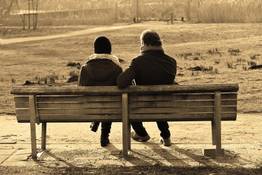 Quelle: Image by MabelAmber from Pixabay Parkbank zwei Personen