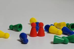 Symbolbild mit bunten Spielfiguren